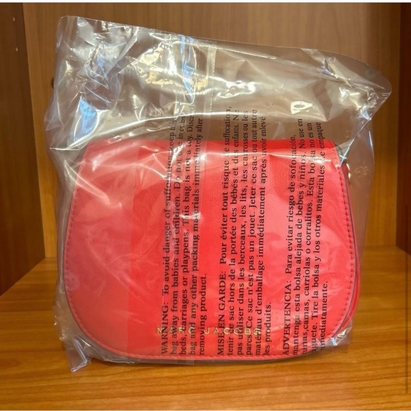 NWT Marc Jacob’s - Lipstick Red Shoulder Bag with Gold Chain - Picture 3 of 10